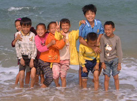 8 kids posing in the water