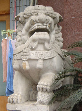 Guardian lion in Chengdu (male)