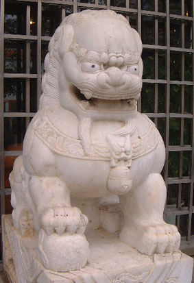 Guardian lion in Haikou (male)