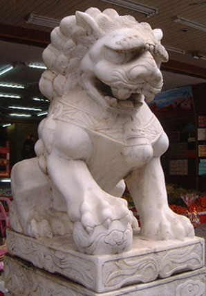 Guardian lion in Haikou (male)